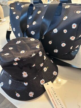 Alice + Olivia Black Daisy-Print Bucket Hat